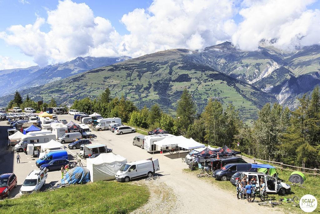 Art 5 : Programme : Friday : 9h 18h Home of competitors, Bourg Saint Maurice Funicular Removing racing number plates - Information 12h 17h Free practice on all stages 17h30 18h15 Briefing Riders