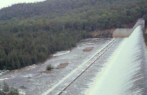 Discharge (Ml d -1 ) 100000 10000 1000 100 0.5 m. Tallowa Dam inflow Tallowa Dam outflow 2 m.