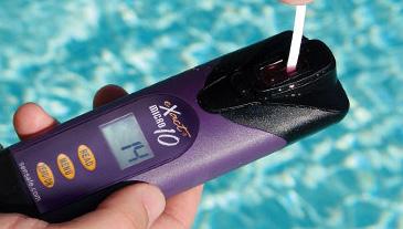 The best method of measuring high levels of chlorine is a FAS-DPD test. It can measure FC (free chlorine) and CC (combined chlorine) at very high levels with very good accuracy.