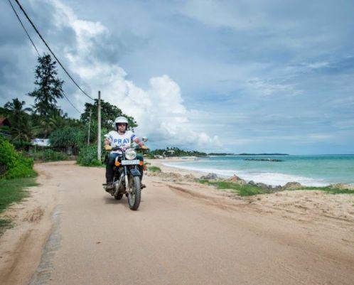 YOUR TRIP IN 12 STAGES Passikudah - Gal Oya [130 km 4h riding]: You continue your descent towards the south by riding along the coast on a magnificent road for approximately 80 km, through lagoons
