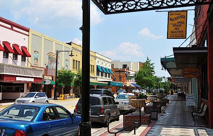 The downtown, lined with notable gift shops and restaurants, has been recognized as a national Mainstreet program. Special events focus on culture and the arts, history, hospitality and lifestyle.