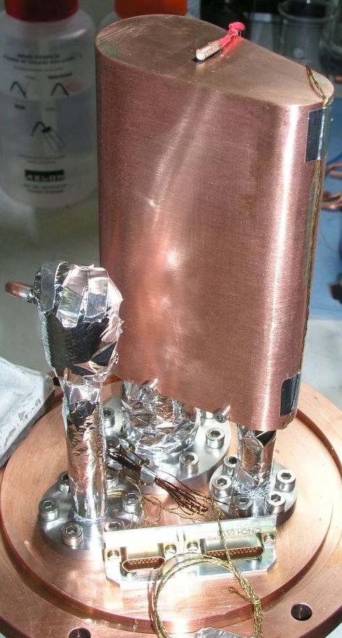 Two-stage pulse tube without (left), and with (right) the second-stage thermal shielding before MLI wrapping. The warm copper flange is cooled to 285 K by a water cooling circuit.