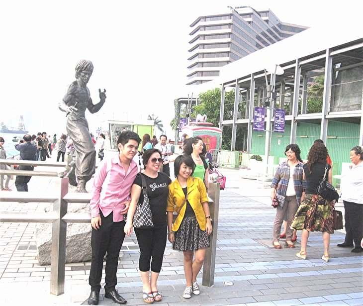The bronze statue of Bruce Lee was one of the most popular attractions and whole groups of people wanted their pictures taken