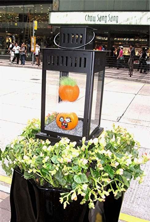 We were surprised by the fact that some Hong Kong merchants had Halloween decorations displayed. Here are a couple of sidewalk decorations that we came across.