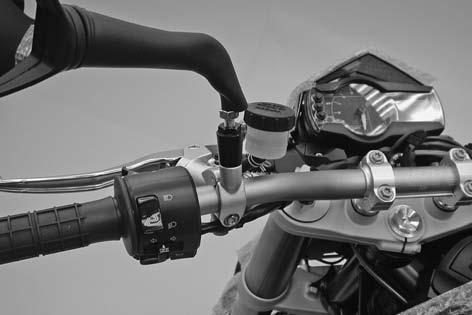 The mark 1 of the scale on the handlebar should be in the center of the handlebar clamp. Tighten the four screws evenly.