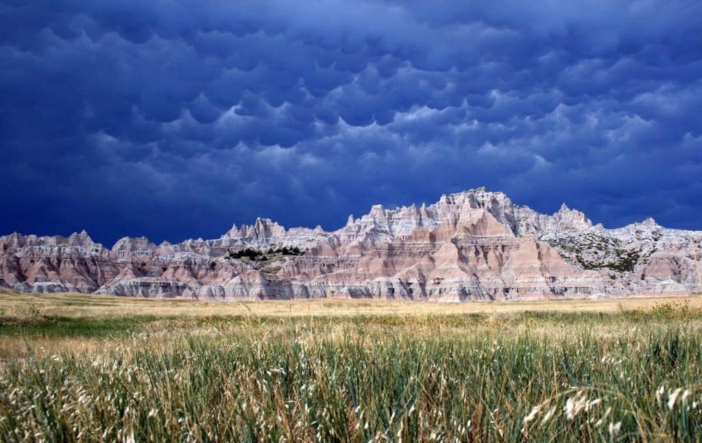 Day 5: Badlands National Park Premium Lodging: Sylvan Lake Lodge: Custer State Park, SD Today we experience a full immersion into the Badlands National Park where rolling prairies and inspiring rock