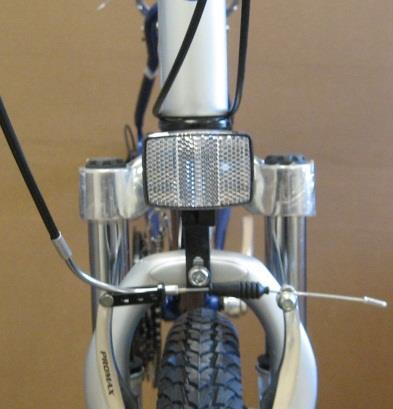 Reflector without adjustment screw Reflector with adjustment screw Mounting screw 7-A 7-B If your bike came with a handlebar-mounted front reflector (white), remove the reflector mounting screw and