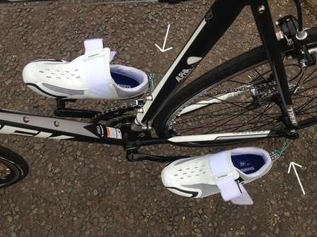 In the last few years I have been seeing people set their bikes / shoes like in the picture to the right. Notice the rubber bands connecting the back of the shoes to the bike frame?