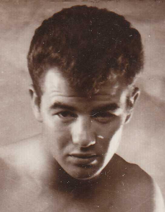 fights: 31 contests (won: 28 lost: 3) Born: 7th March 1936 Fight Record 1957 Feb 9 Derek McReynolds (Old Colwyn) WKO1 Ulster Hall, Belfast Source: Boxing News 15/02/1957 page 11 Gilroy 8st 6lbs 8ozs