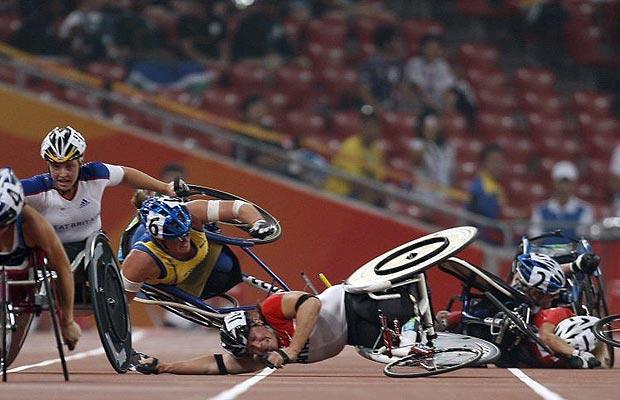 Correct to pass TRACK EVENTS WHEELCHAIR OVERTAKE & CRASH CLASSES T32-34 & T51-54 Correct passing Incorrect passing Overtake Athlete coming from behind in an attempt to overtake carries the