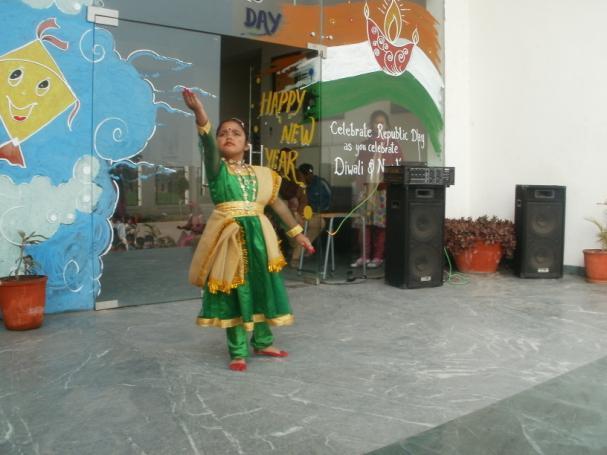 Ms Srijita Choudhary from Grade I Peepal also gave a beautiful solo performance in an Indian classical
