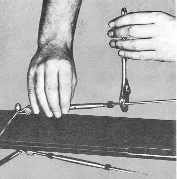 19. Slip the port diamond wire into the tip of the port spreader arm. Make sure that the anti-chafing roller on the diamond wire is above the spreader tip.