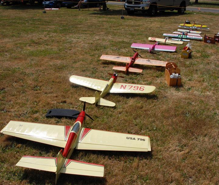 gathered for a day of flying, flying, flying. Seventeen fliers signed up for the official chance at prizes, and some flew without entering the poker draw. A total of 72 official flights were made.