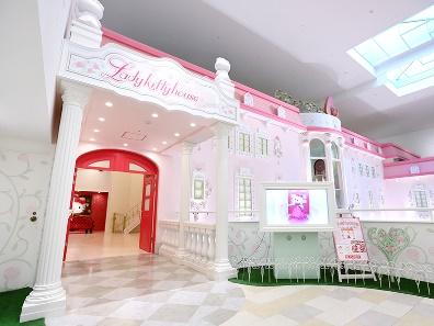 Enjoy the world of CINNAMOROLL at "Cinnamoroll Dream Cafe", the "Photo Spot", and