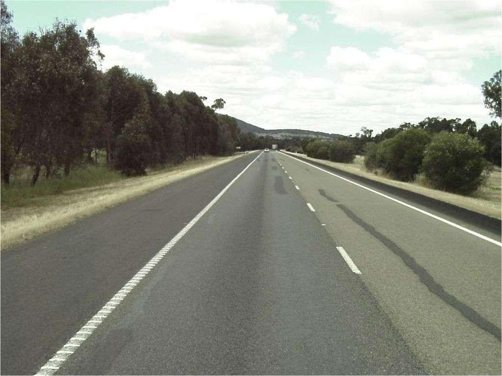 Hume Hwy, VIC Straight Moderate roadside Good