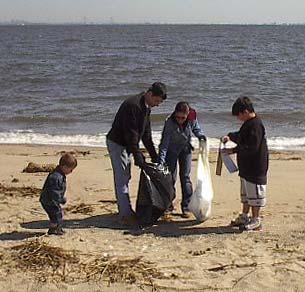 1% Other Glass 326 151 477 0.2% GLASS TOTAL 5,561 3,161 8,722 3.4% Volunteers in Point Pleasant Beach collected tires and fishing traps from the beach PAPER Bags 426 283 709 0.