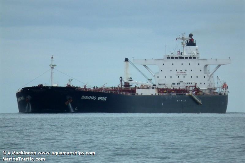 Deep-draught transit Bahamas Spirit (Tanker) LBP 247m, Beam 42m