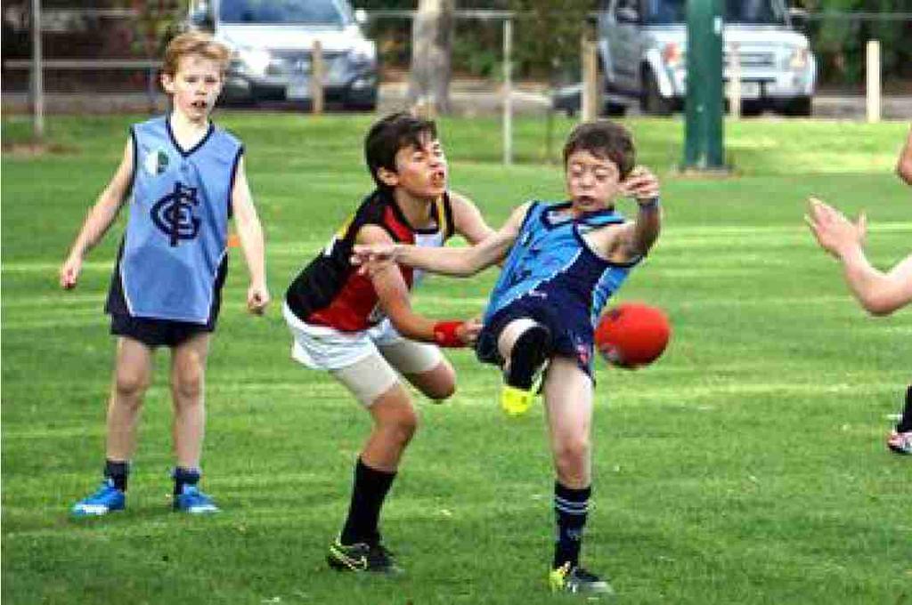 Round 3 Glenunga U9 Navy Blue vs Goodwood Red Webb Oval, 9.30 am Sunday 15 May 2016 Tight contest We played against the Goodwood Saints this week. It was a sunny & still morning, good for football.