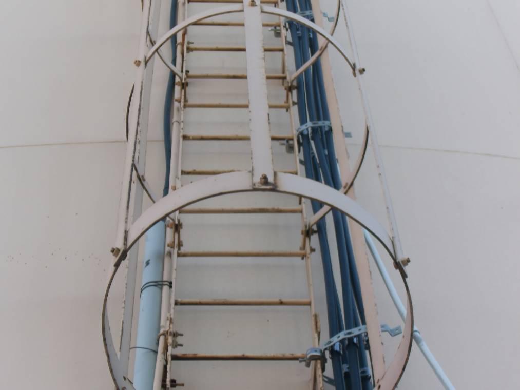 Image #1 Exterior Ladder 12:00 Rust Grade 1 4.