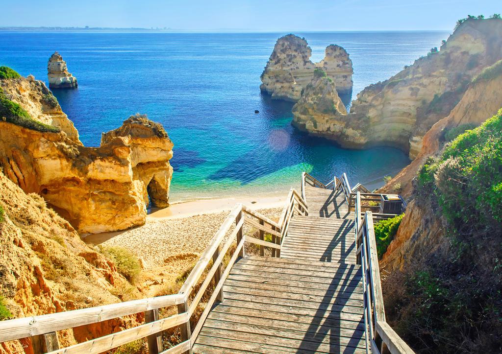 A NATURAL PARADISE One of Europe s most delightful locations, the Algarve region of Portugal is blessed by a superb climate and a spectacular coastline with miles of sandy beaches.