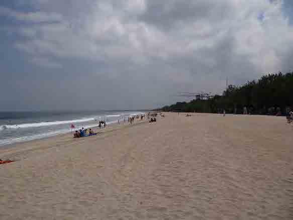 (During LWL) Position 5 (During HWL) Photo 1.7.2 Beach Condition of North Kuta (September 211) Position 5 is located on the beach nourishment area without coastal structures.