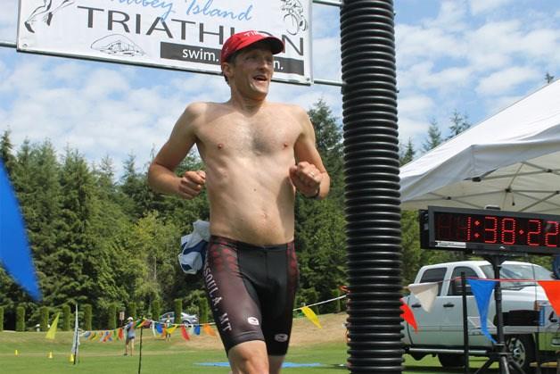 The 44-year-old Edmonds resident, who finished second in 2015, sustained the minor injury while swimming in the third wave of the half-mile swim around Goss Lake.