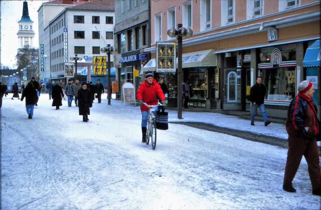 Dr. Yrjö Myllylä NON-MOTORIZED TRANSPORT: WALKING AND CYCLING IN ALL CLIMATES AND