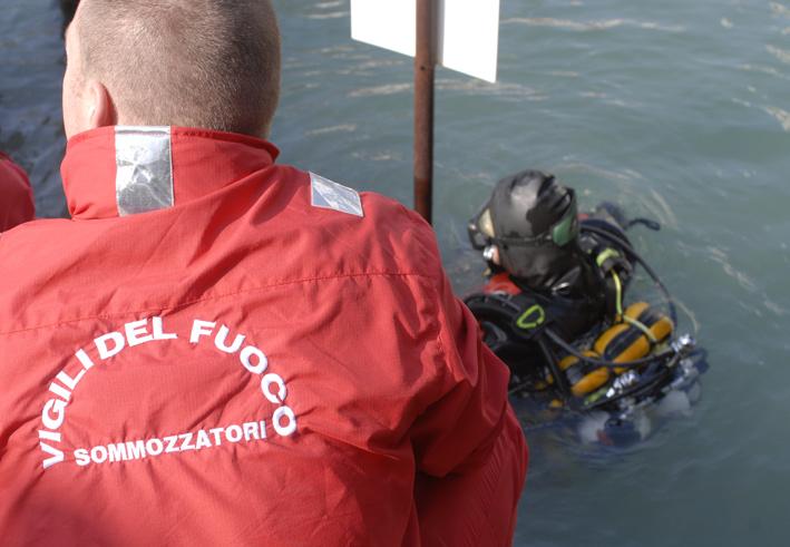 DIVERS AND AQUATIC RESCUE OPERATORS The diving rescue operators of the Italian National Fire and Rescue Service amounts to 400 units, dislocated in n u c l e i s p e c i a l i s t i c i 28 diving and