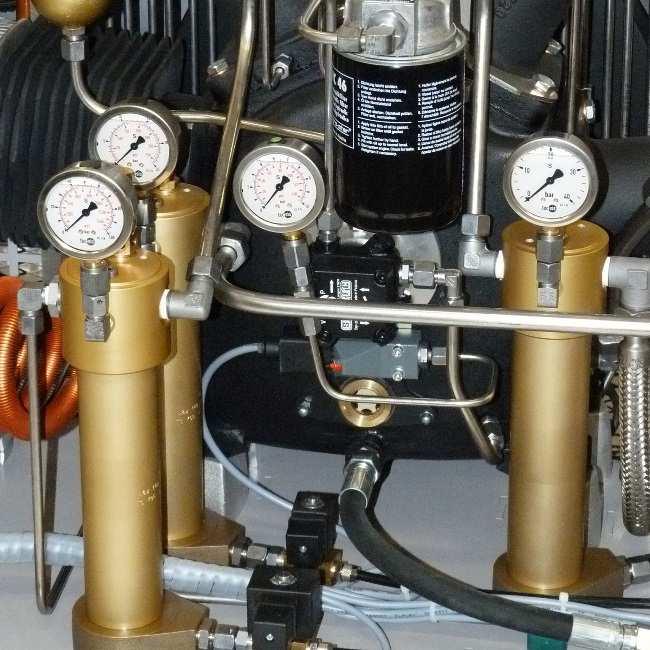 OPERTION Interstage pressure gauges Each of the 4 pressure stages is monitored by a single pressure gauge.