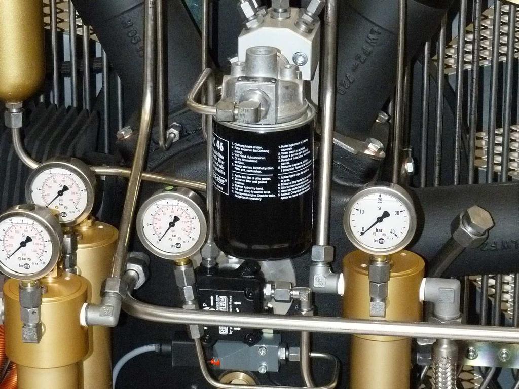 Warning Check oil level daily. Never start the compressor with a too low oil level. Risk of accidental loss, destruction or deterioration. Check oil before each operation of the system!