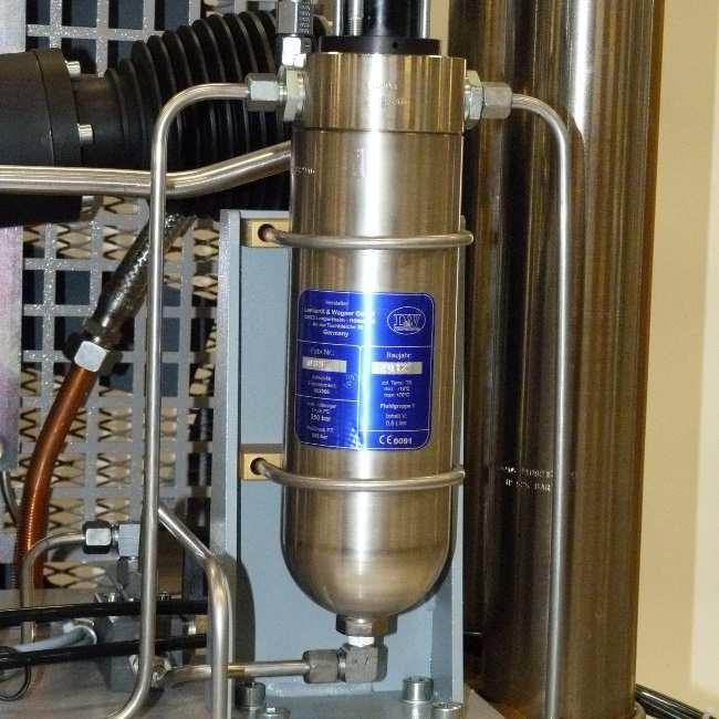 To test the system, press the blue condensate test drain button on the operating panel. Oil / water separators Condensate is separated after every stage of compression.