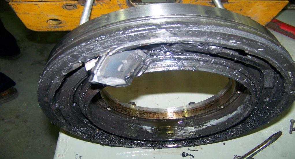 Rotating ring (tungsten carbide) and stationary ring (carbon) of the outboard dry gas seal 1st seal were not broken.