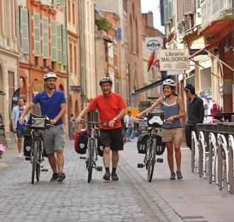 DAY BY DAY Day 1 : TOUR OF TOULOUSE BY BIKE OR ON FOOT B&B/ 2* Hôtel Arrival in Toulouse. Time to soak up the atmosphere of this latin town, with its numerous lively squares.