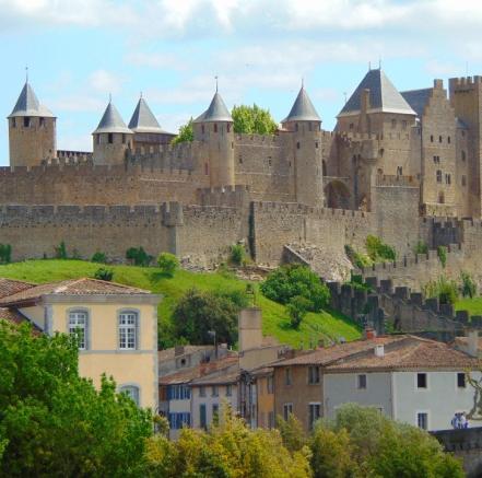 DAY BY DAY Day 5: THE CANAL DU MIDI FROM BRAM TO CARCASSONNE B&B / 2* Hotel You set off along the banks of the Grand Bassin de Castelnaudary, a small lake at the foot of the town.