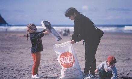 Histry f the Twice-Annual Beach Cleanups The first cast-wide Oregn beach cleanup began n Octber 13, 1984 thrugh the leadership and visin f tw Oregnian wmen, Judie Hansen and
