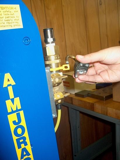 If air leaks from inside the "Synchro-Sig" actuator the connections are incorrect. Correctly reconnect the tubing, taking note of the tubing labels.