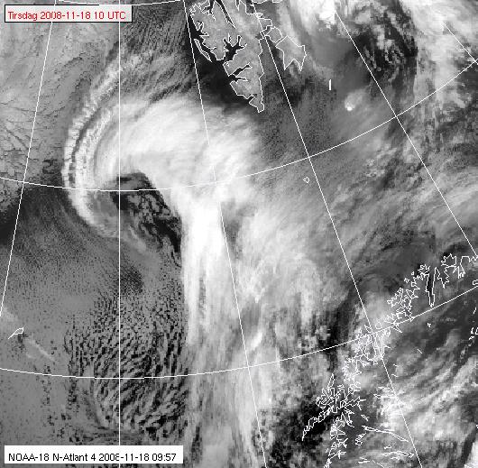 east, a signature similar to what could be expected from the eye of a polar low, with calm winds of magnitude of 5 m/s.