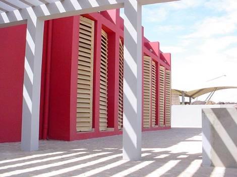 These are well-equipped showers and toilets with original architecture. Meals are taken at the restaurant of the Centre overlooking the lagoon and the Ocean.