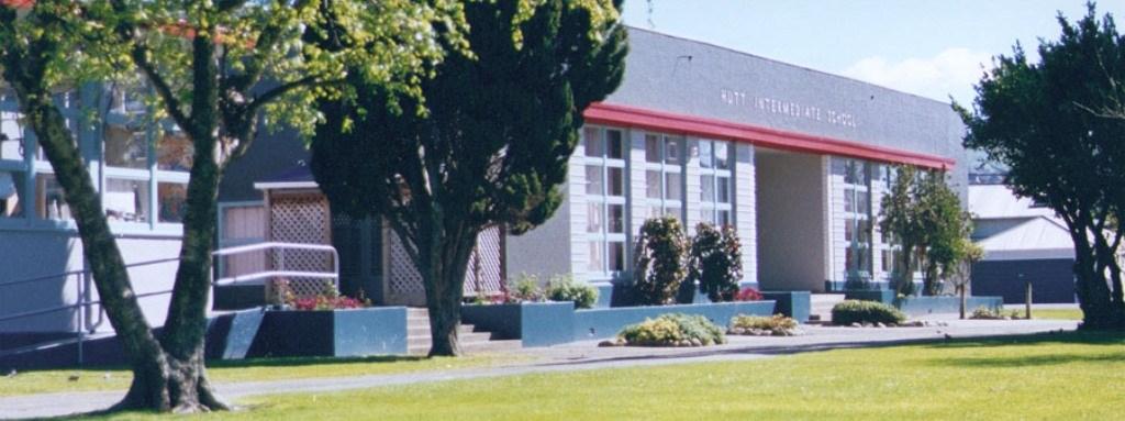 HUTT INTERMEDIATE WEEKLY TE KURA WAENGANUI O AWA KAIRANGI 18 th August 2016 PRINCIPALS COMMENT We have had some great successes this week in our sporting and performing arts arenas.