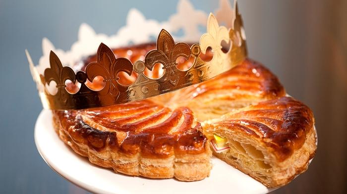 Example In France, the galette des rois (King cake) contains a figurine, the fève, hidden in the cake and the person who finds the trinket in his or her
