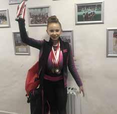 bronze medals in the Quartet and in Novice Freedance 13-14 years. In December, Niamh travelled with Spectrum to Bolton to take part in an Exhibition of skating.