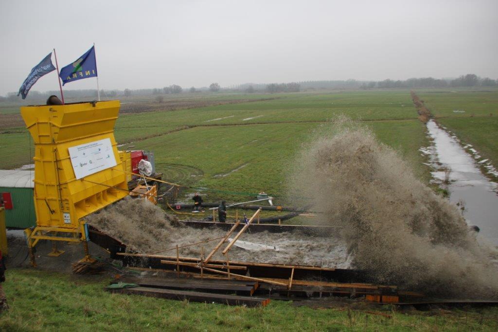 A full scale test was set-up for the Belgian situation, see Figure 16, with the Wave Overtopping Simulator releasing the flow of overtopping wave volumes over a horizontal distance on to vertical