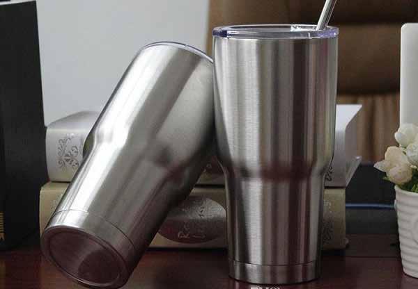 O NLY STAINLESS STEEL T U M B L E R Double-wall vacuum insulation keeps drinks cold or hot 30-ounce tumbler is BPA-free Sweat-free design Durable, rust-proof Includes the shatter-proof and