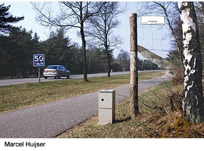 3 de 14 14/05/2011 20:57 This infrared, break-the-beam animal detection system is installed at a gap in a wildlife fence in the Netherlands.
