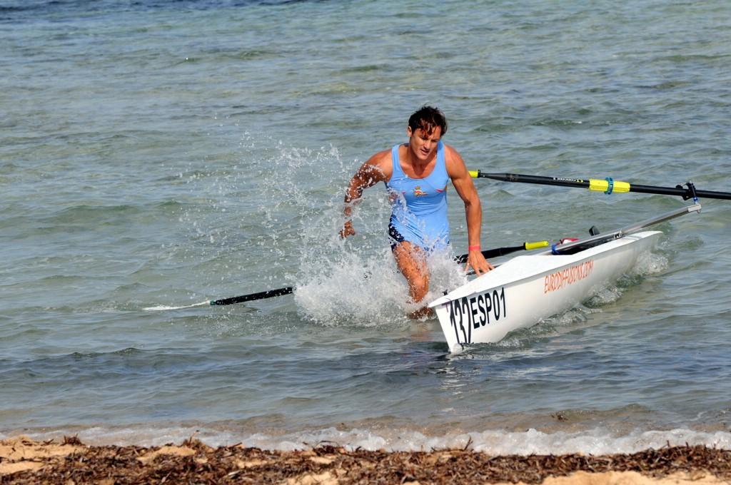 In Bari demonstrative tests of Beach Rowing took place for the first time: the boats departing from the shoreline had to be reached by race by