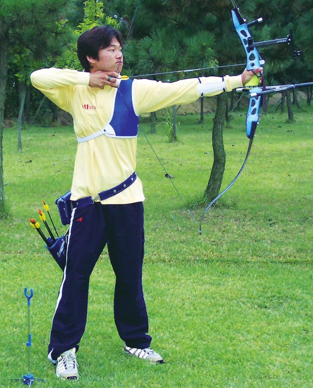 TOTAL ARCHERY 11 _ Relationship between Head Position and Shoulders The consistency of the triangle formed by the two shoulders and the chin is very important for consistency.
