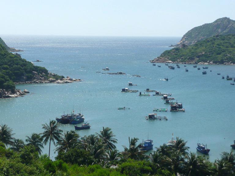 ACTIVITIES & ATTRACTIONS Vinh Hy Bay and the New Coastal Road: Just 20 km north of Ninh