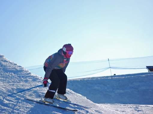 6 YOUTH SKI LESSONS PASSPORT PROGRAM Six 1.5-hour lessons, $255 (with rental $265) Develop your skiing skills with experienced instructors in this signature Ski Kids (SKIDS) program.
