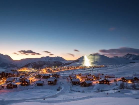 L ALPE D HUEZ Located in a fully south plateau at 1 860m of altitude, the Alpe d Huez is one of the richer resort in terms of