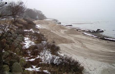 The sand is deposited in the northwest end of the beach, on top of old groins and concrete seawalls, elevating the beach between 2-8 cm. The average deposit per square meter is 4,25m 3.